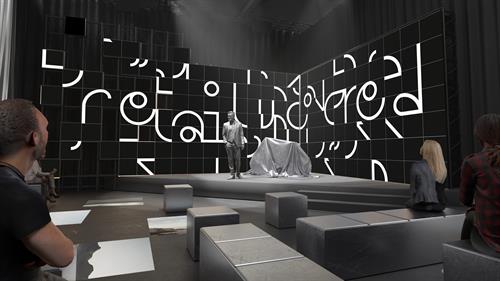 Eine Bühne mit großformatiger, schwarzer LED-Wand zeigt fragmentierte weiße Typografie. Eine Person steht neben einem verhüllten Objekt im Zentrum. Besucher*innen sitzen auf kubischen Sitzblöcken und verfolgen die Inszenierung im dunklen Ausstellungsraum.